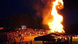 Großer brennender Holzstoß und Zuschauer | © Tourismusverband Bergheim